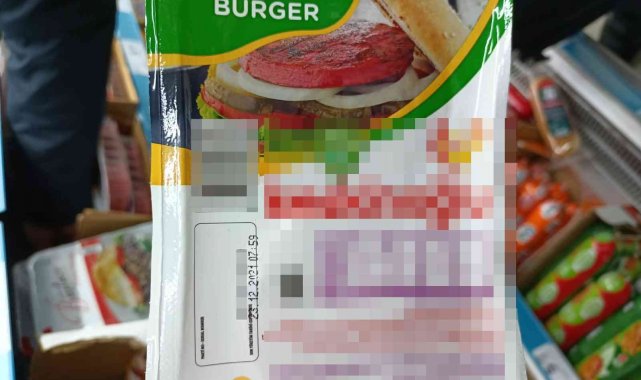 Zincir markette tarihi geçmiş ürün zabıtanın gözünden kaçmadı