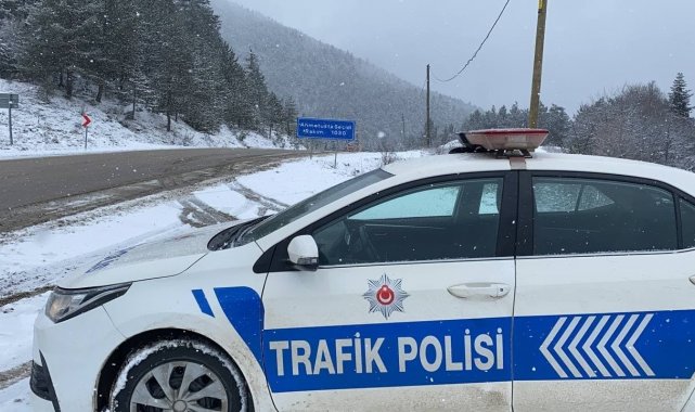 1030 rakımlı Ahmetusta geçidi kar yağışıyla beyaza bürüdü