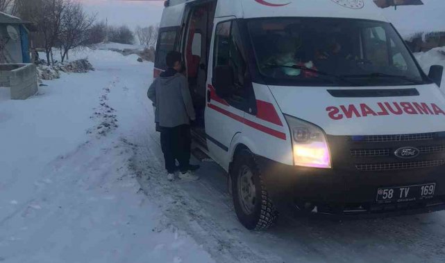 104 köy yolunda ulaşım sağlanamıyor, vakaya giden ambulans da yolda kaldı