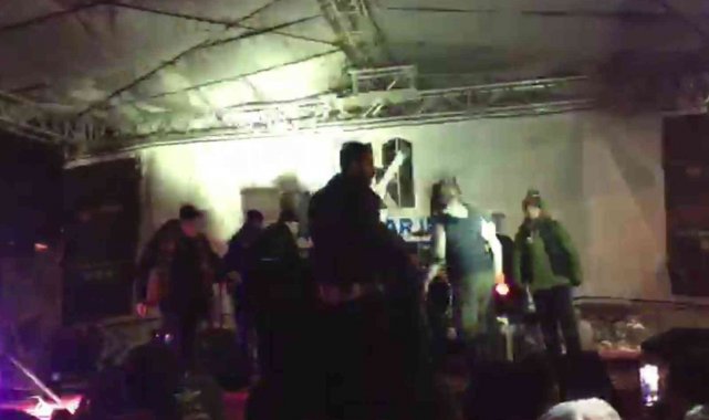 14. Ayder Kar Festivali'nde alkollü şahıs sahneye atlayınca ortalık karıştı