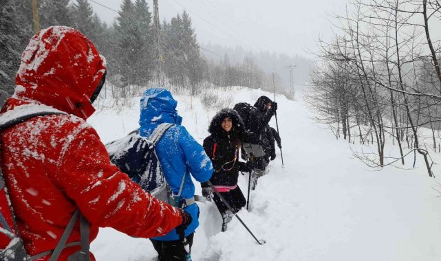 1.5 metre karda kış yürüyüşü