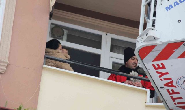 1.5 yaşındaki çocuğun yaramazlığı, annesini balkonda mahsur bıraktı