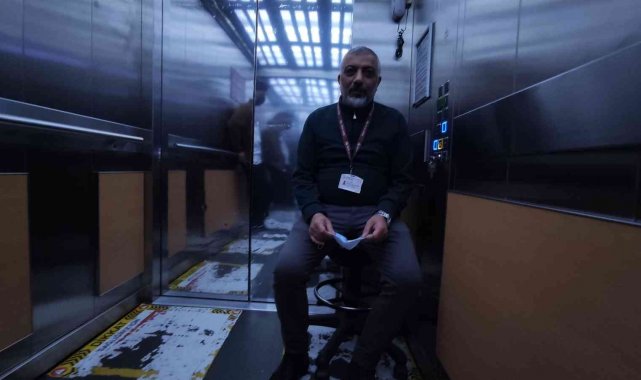 16 yıldır her gün 9 saati 2 metrekarelik asansörde geçiyor