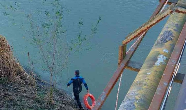 17 yaşındaki genç, intihar etmek için köprüye çıkınca ekipler alarma geçti