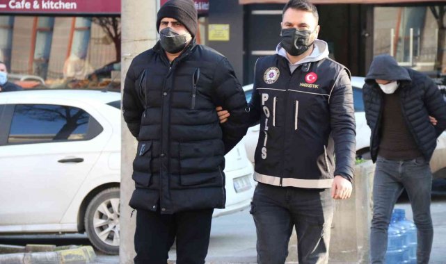 2 buçuk kilo uyuşturucu maddeyle yakalanan 3 şüpheli tutuklandı
