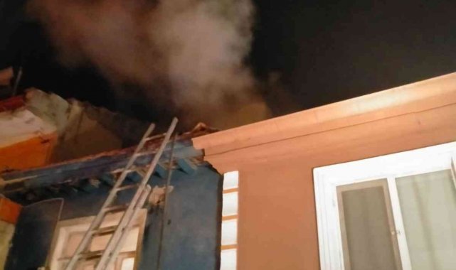 2 katlı evin bacasında çıkan yangın paniğe neden oldu
