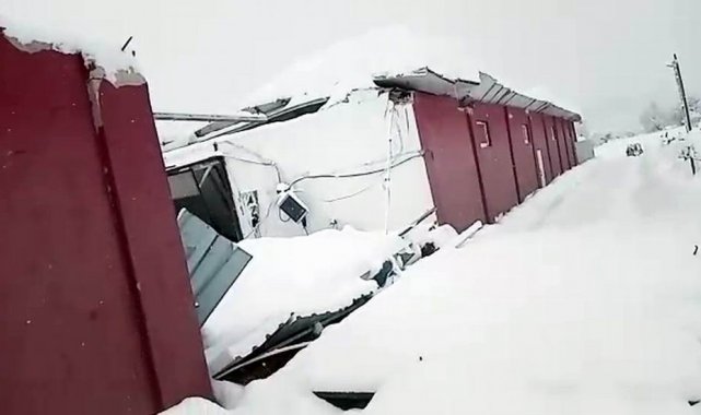 2 metreye ulaşan kar ahırları yıktı