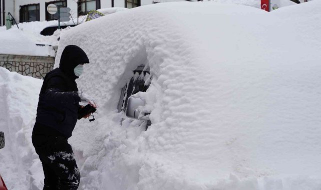 2 metreyi aşan karın altında kaybolan araçlarını arıyorlar