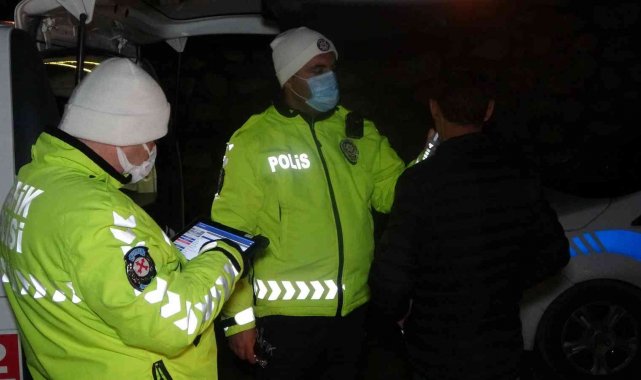 2 suçtan aranan şüpheli, trafik ekiplerince kıskıvrak yakalandı