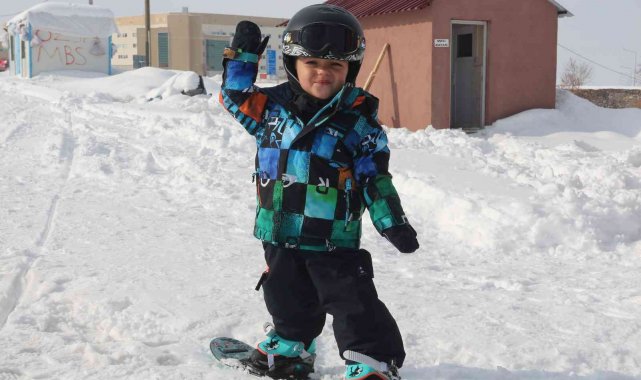 2 yaşındaki minikten snowboardculara taş çıkartan hareketler