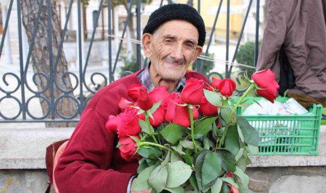 20 yıldır çiçekleriyle sevenlerin yüzünü güldürüyor