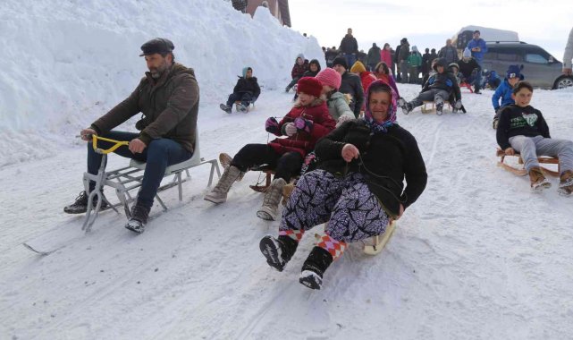 200 yıllık tahta kızak festivali nefes kesti