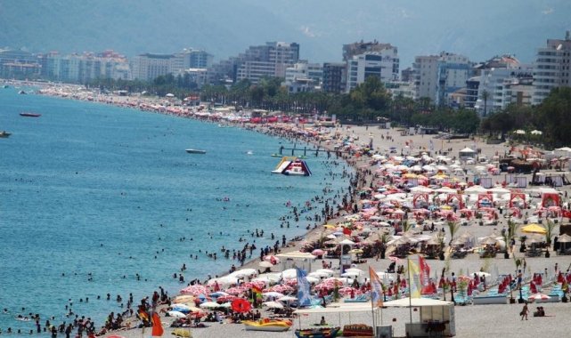 2021 yılını 9 milyonu aşkın turistle tamamlayan Antalya&#039;ya en çok turist Rusya&#039;dan geldi