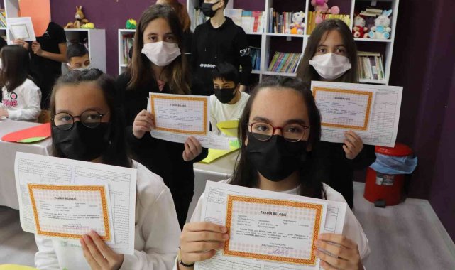 21 ikiz öğrencinin karne heyecanı