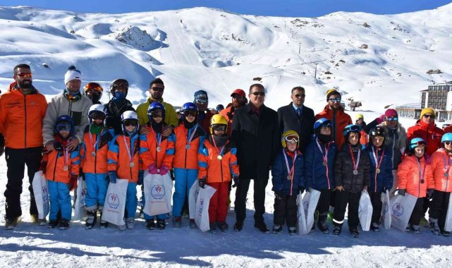 2800 rakımda kayak yarışması