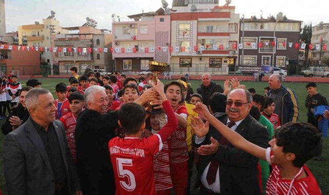 3 Ocak Minikler Futbol Turnuvasında şampiyon Toroslar Halkkent Spor
