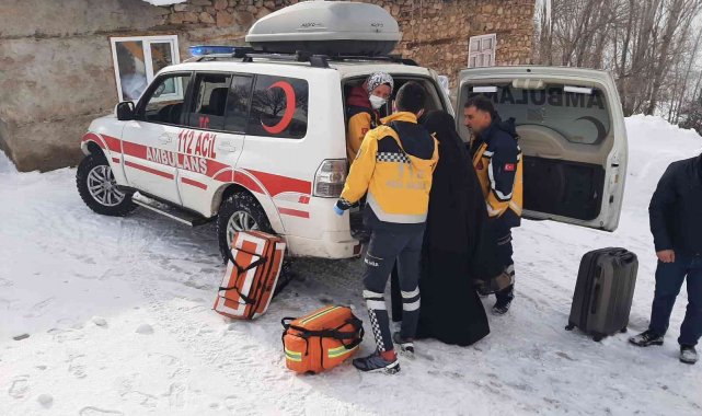 3 saatlik çalışmayla yol açıldı, hamile kadın hastaneye ulaştırıldı