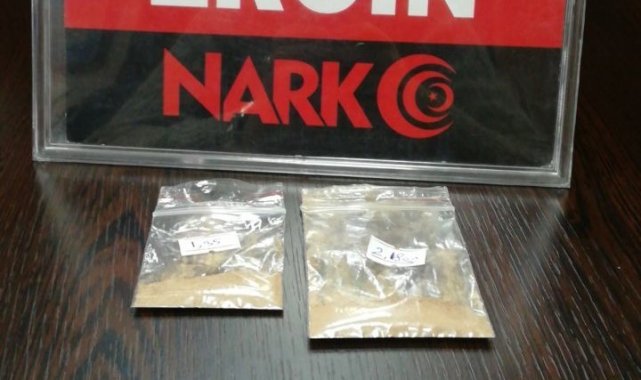 3,53 gram eroinle yakalanan 2 kişi gözaltına alındı