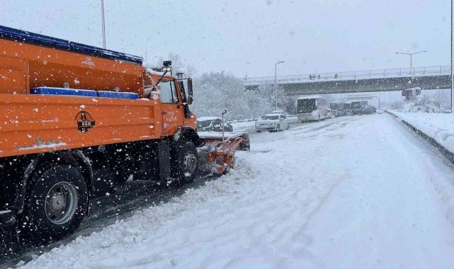 37 aracın zincirleme kaza yaptığı TEM tek şeritten trafiğe açıldı