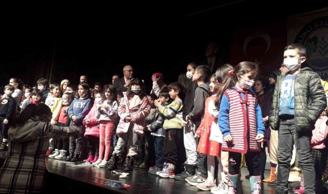 &#039;Bizimkiler&#039; ve &#039;Küfe&#039; Salihli&#039;de sahnelendi