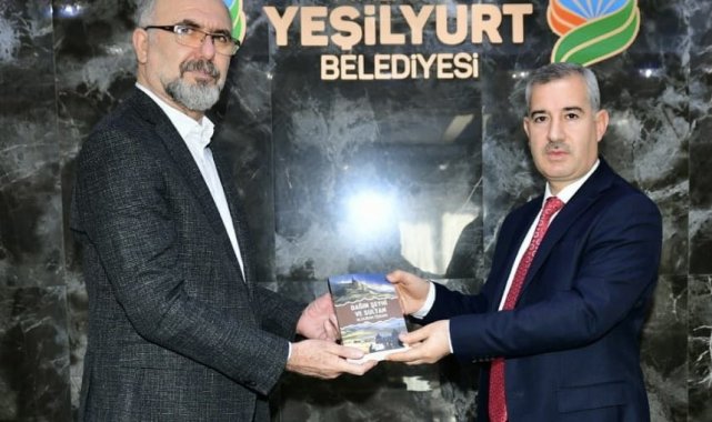 &#039;Dağın Şeyhi ve Sultan&#039; okurlarıyla buluştu