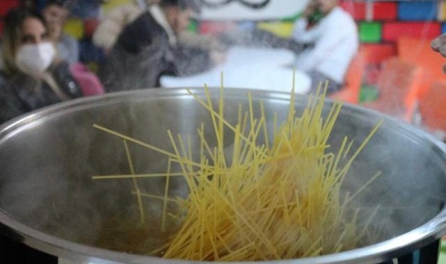 'Dünya Spagetti Günü'nde tencereyle makarna yaptılar