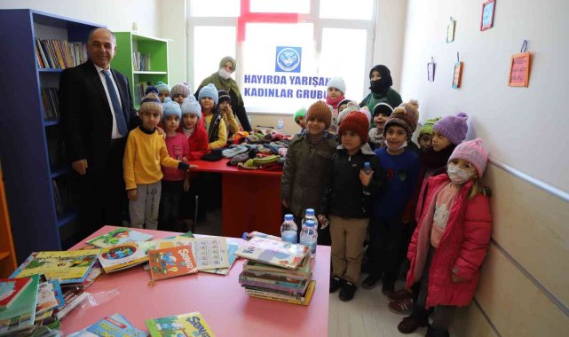'Hayırda yarışan kadınlar' hem kütüphane kurdu hem de yetimleri sevindirdi