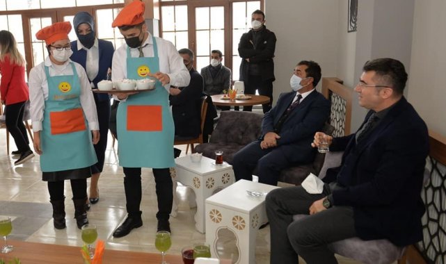 'Mutlu Kafe'nin ilk misafiri Vali Memiş oldu