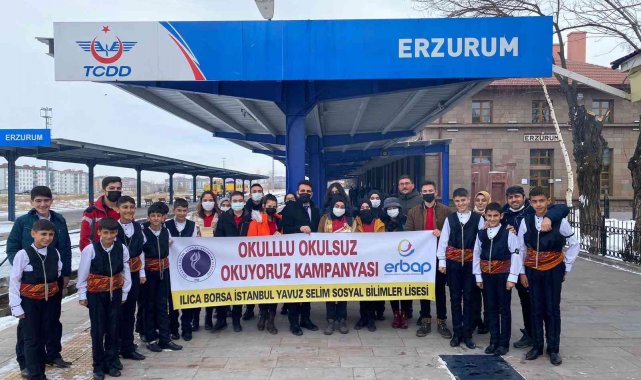 'Okullu Okulsuz Okuyoruz' projesi kapsamında tren garında kitap dağıttılar