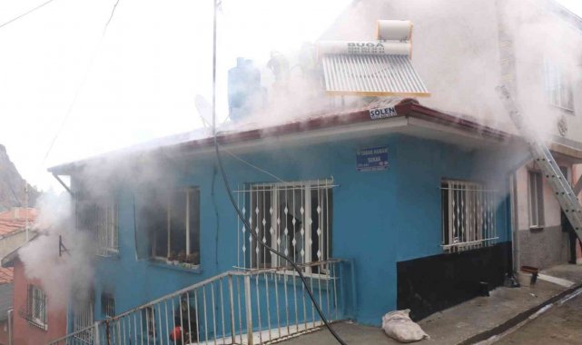 4 kişilik aile yangından canlarını komşularının yardımıyla kurtardı