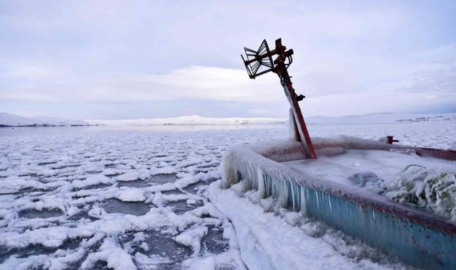 40 kilometrekarelik alana sahip Nazik Gölü dondu