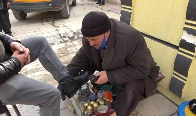 45 yıldır ayakkabı boyayarak evini geçindiriyor