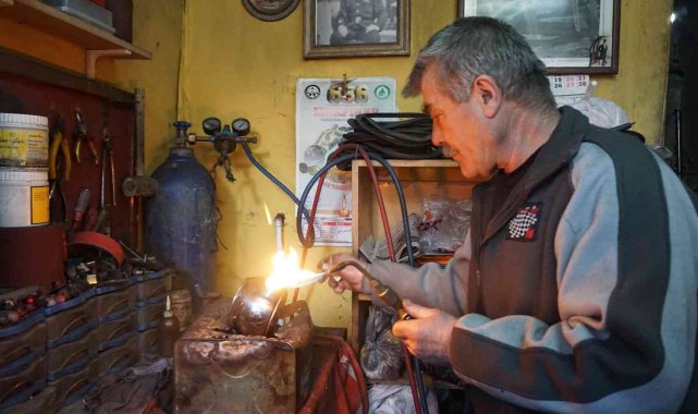 48 yıldır eski mutfak malzemelerine şekil veriyor