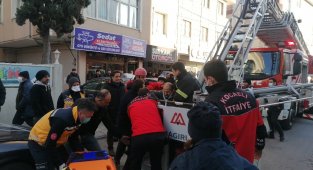 5 katlı binanın çatısından düştü