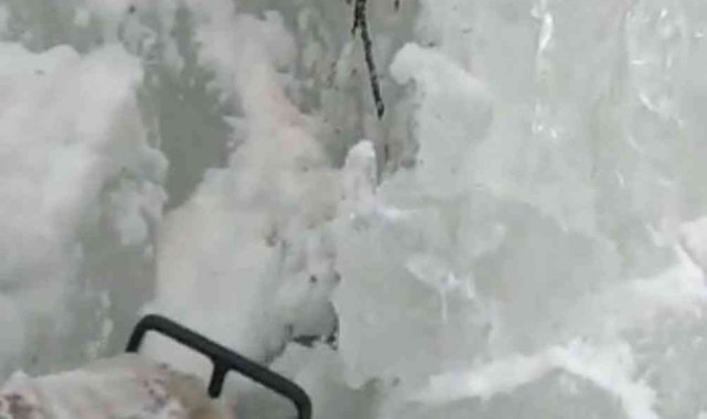 5 metrelik buz kütlesini işçiler motorlu testereyle kesti