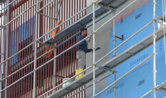 5 yıldızlı otelin çatısında çıkan yangını umursamayıp sıva yapmaya devam etti