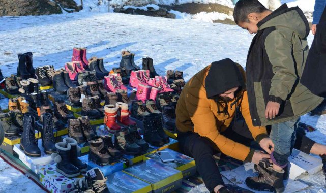 6 yılda 50 bin çocuğa ayakkabı giydirdi