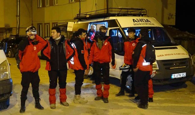 60 kilometre uzaktan havadan geldi, 2 bin 486 metre yüksekliğindeki zirvede mahsur kalan turisti kurtardı