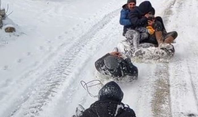 7 kafadar traktöre lastikleri bağlayarak düşe kalka kayak yaptı