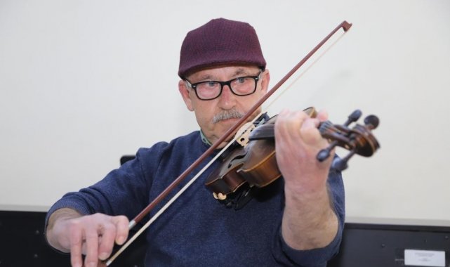 70 yaşında müziğe merak saldı