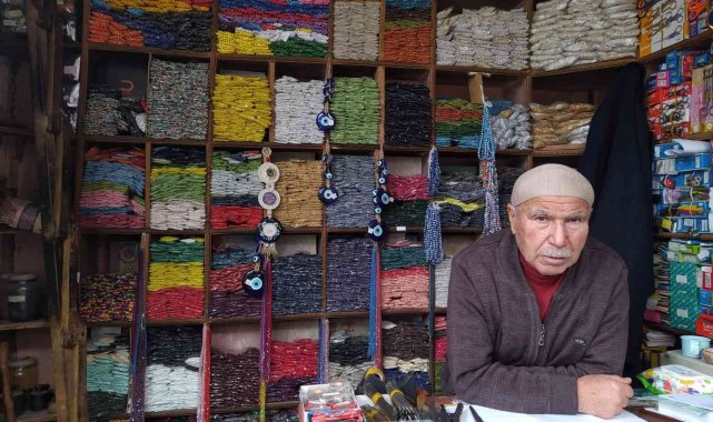 72 yaşındaki Alaattin amca 57 yıldır boncukçuluk yaparak geçimini sağlıyor