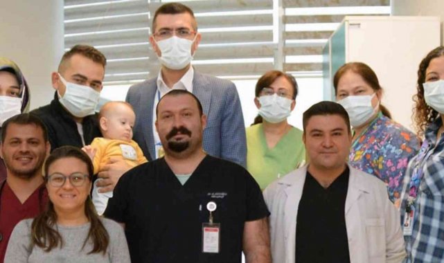 8 aylık bebeğe Gergin Omurilik ameliyatı