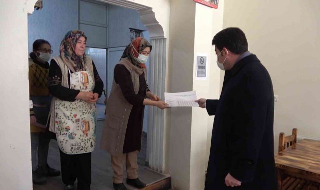 8 yıldır kapı kapı dolaşıyor, belediyenin gelir ve giderlerini anlatıyor