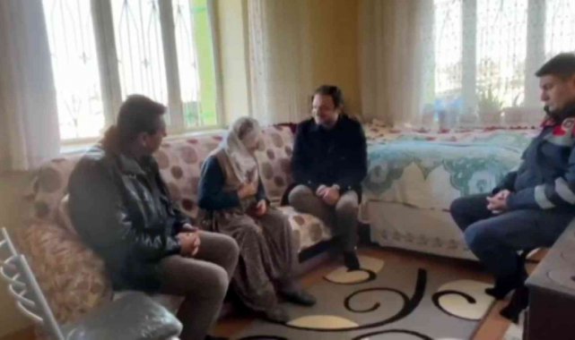 83 yaşındaki Zeliha teyze nöbet tutan askerler üşümemesi için çorap ördü