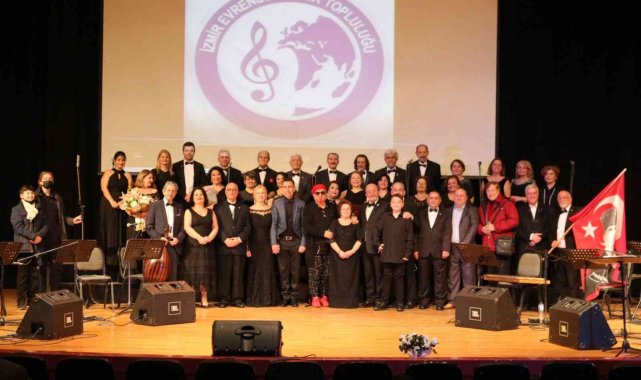 84 yaşındaki Tatar sanatçıdan sahne performansı