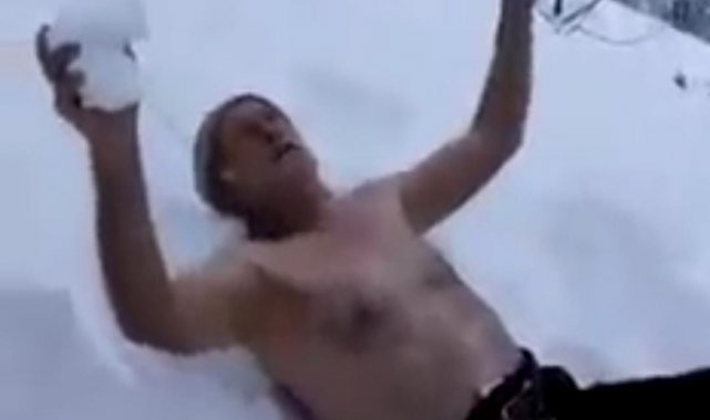 89 yaşındaki Rizeli Malik dede karın tadını kar banyosu yaparak çıkardı