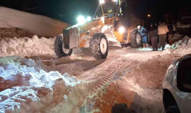 Acil hastalar iş makinalarıyla ambulansa ulaştırıldı