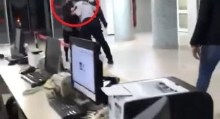 Acil servis böyle karıştı...Güvenlikçi küfrettiği gerekçesiyle hastaya böyle kafa attı