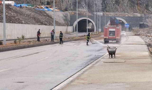Açılışı yapılacak sahil yolunda temizlik çalışmaları sürüyor