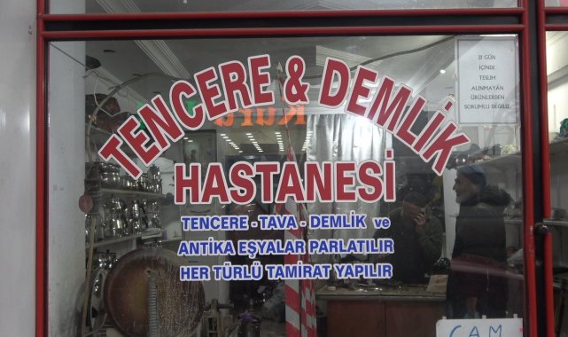Açtığı &#039;Demlik ve Tencere Hastanesi&#039;nde demlik ve tencereleri tamir ediyor
